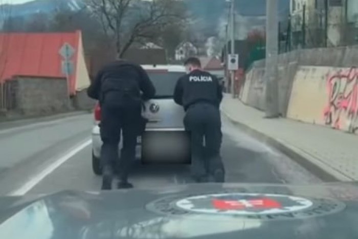 Ilustračný obrázok k článku Policajti sa predviedli ako DŽENTLMENI: Aby POMOHLI vodičke, neváhali sa zapotiť, VIDEO