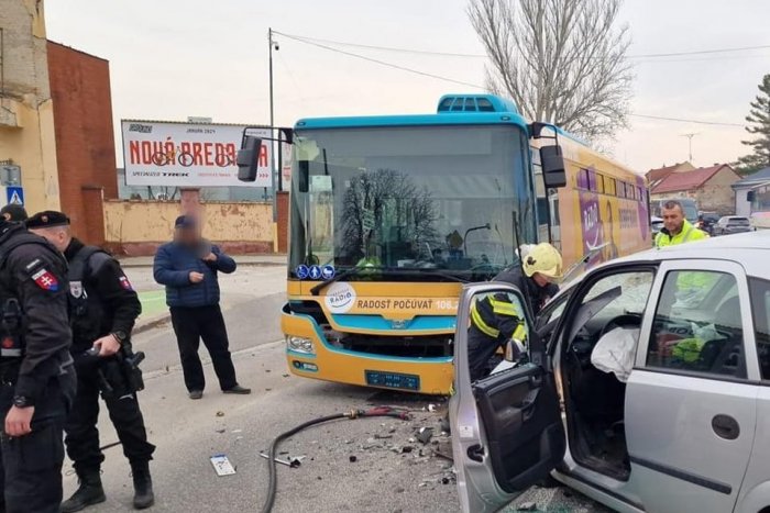Ilustračný obrázok k článku V centre Trnavy sa zrazilo auto s autobusom: Nehoda si vyžiadala jednu obeť