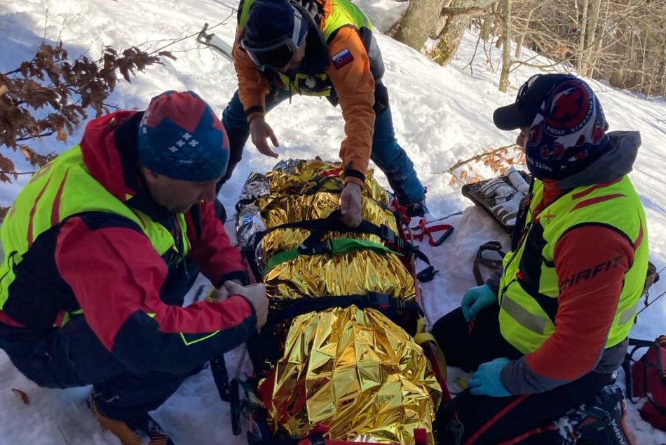 Ilustračný obrázok k článku DRAMATICKÝ pád paraglajdistu: Pre ZÁVAŽNOŤ zranenia zasahoval vrtuľník záchranárov, FOTO
