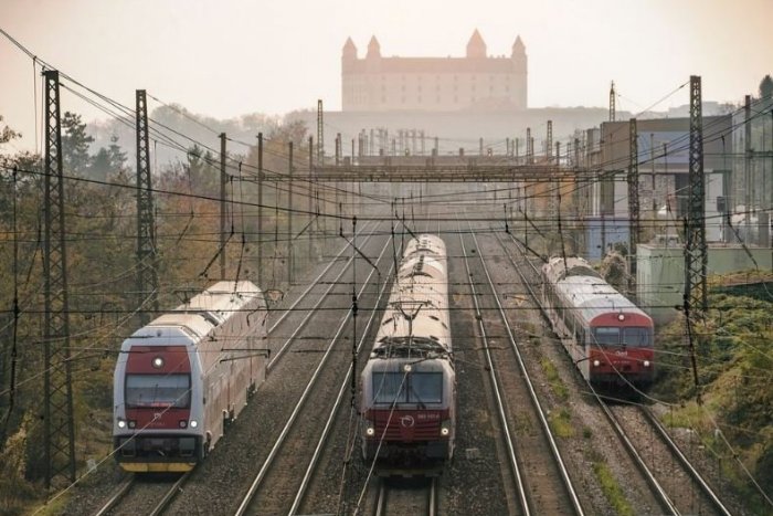 Ilustračný obrázok k článku Cestovanie po slovensky: Pre zlý stav trate niektoré vlaky PREDBEHNETE po vlastných!