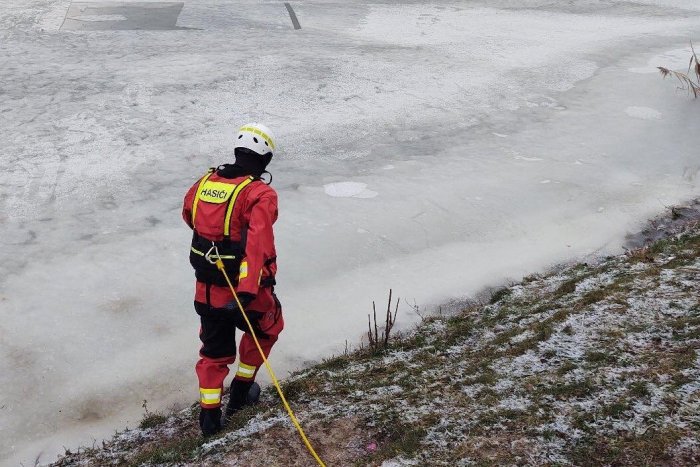 Ilustračný obrázok k článku Najprv uvideli opustené auto a popraskaný ľad: V jazere objavili TELÁ muža a ženy!