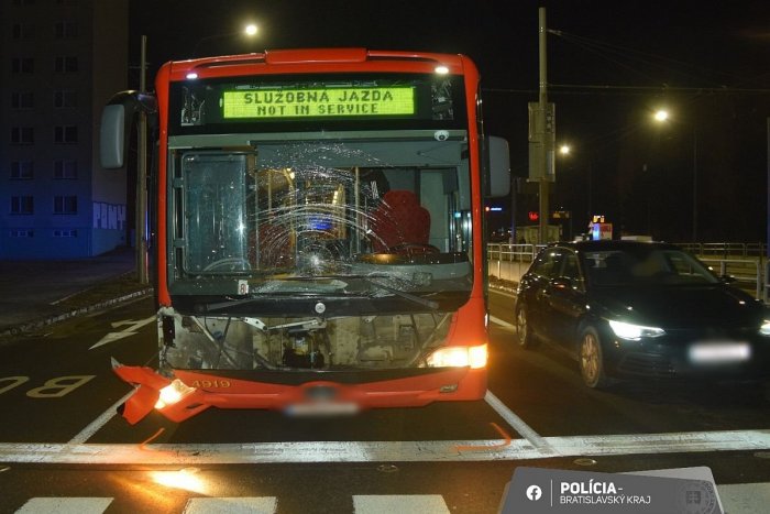 Ilustračný obrázok k článku Ranné NEŠŤASTIE v Bratislave: Autobus MHD ZRAZIL chodca