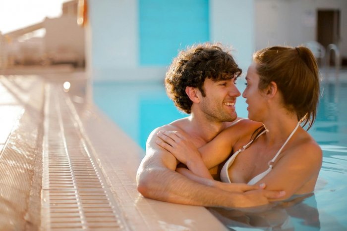 Ilustračný obrázok k článku Zaľúbencov už majú po krk! Plaváreň ZAKÁZALA bozkávanie v bazéne
