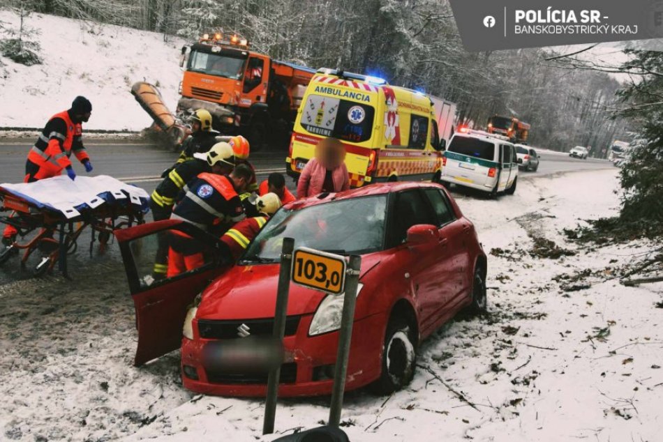 Ilustračný obrázok k článku HROZIVÁ nehoda na zasneženej ceste: Auto skončilo na boku, ženu brala záchranka, FOTO