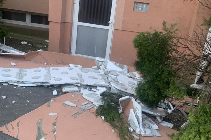 Ilustračný obrázok k článku Hasiči zasahovali na sídlisku v Trnave: Vietor odfúkol časť zateplenia z paneláku