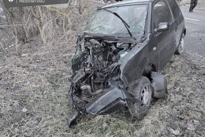 Ilustračný obrázok k článku Obrovská TRAGÉDIA pri Poprade: Mladý vodič narazil do pevnej prekážky, zraneniam podľahol