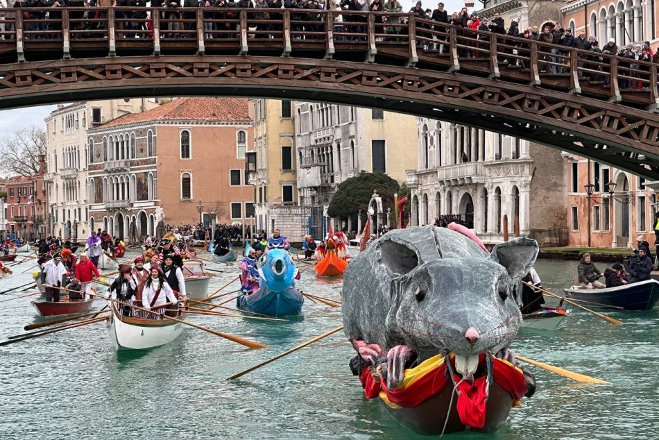 Ilustračný obrázok k článku FOTO Benátky zaplavili masky a nádherné kostýmy. Najznámejší festival si pripomína Marca Pola