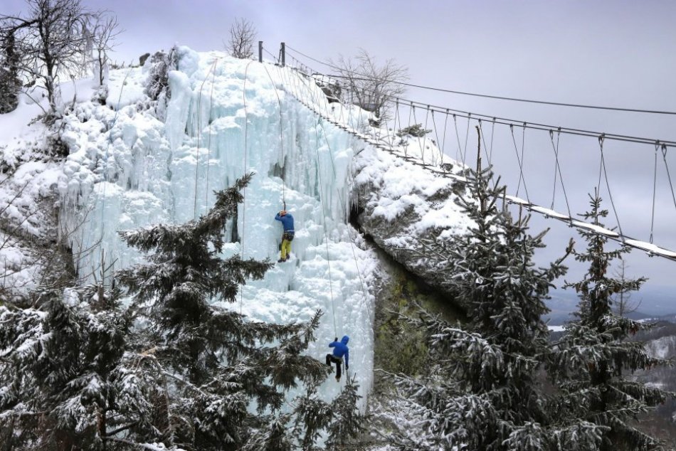 Ilustračný obrázok k článku ADRENALÍN na zamrznutej vode: Lezcov láka 20-metrový ĽADOPÁD, trúfli by ste si? FOTO