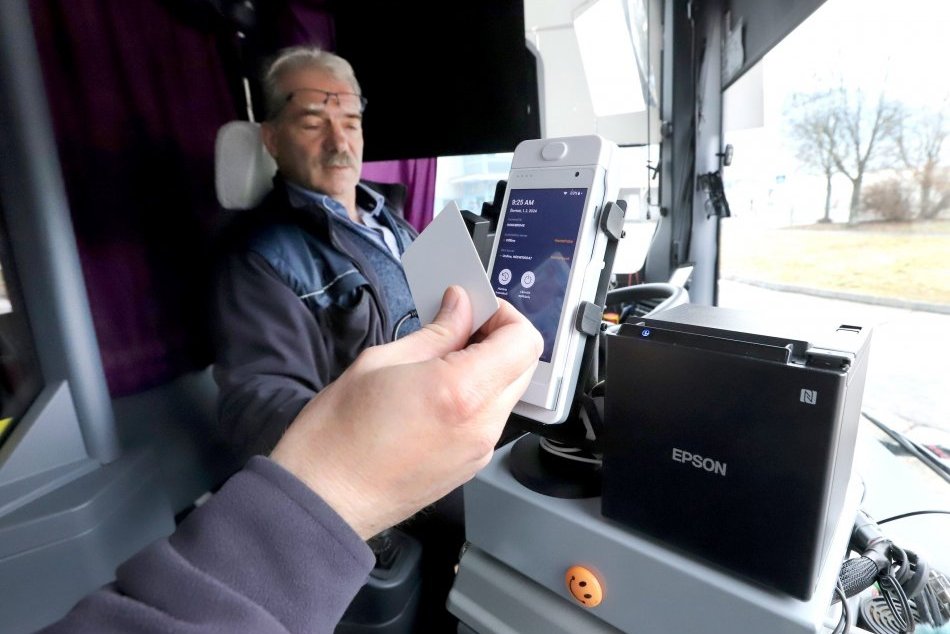 Ilustračný obrázok k článku Cestujúci KRITIZUJÚ nový systém v autobusoch: Evidovali sme niekoľko výpadkov, reaguje BBSK