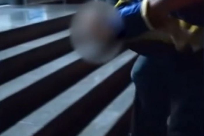 Ilustračný obrázok k článku VIDEO zo ZÁSAHU: Česká polícia chytila muža, ktorý mal uniesť a znásilniť ženu čakajúcu na syna