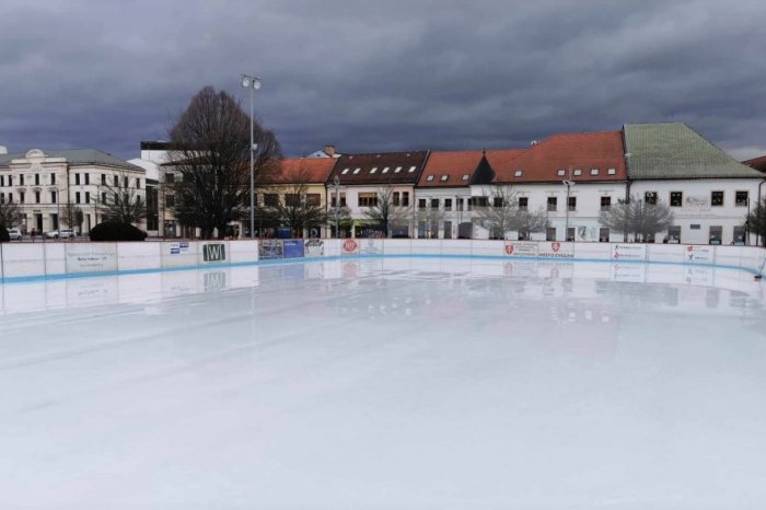 Ilustračný obrázok k článku Tešili ste na ĽADOVÚ plochu na námestí? Mesto prišlo s NEPRÍJEMNOU správou