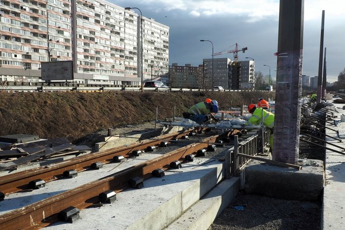 Ilustračný obrázok k článku Šéf dopravnej komisie o električke v Petržalke: Po novej trati NEBUDE jazdiť ani začiatkom roka 2025