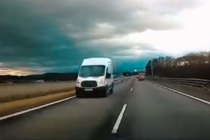 Ilustračný obrázok k článku Vodičov ŠOKOVALA dodávka v PROTISMERE: Bizarnú jazdu na R1 zachytili na VIDEO