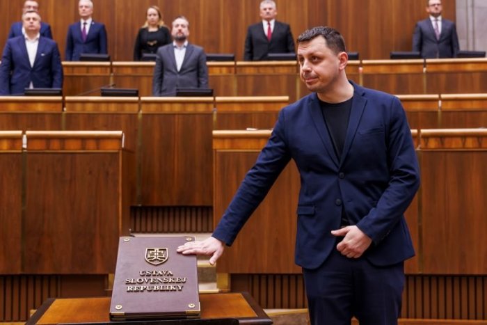 Ilustračný obrázok k článku Ďalšie faux pas v parlamente: Nový prešovský poslanec bol terčom kritiky od Pellegriniho