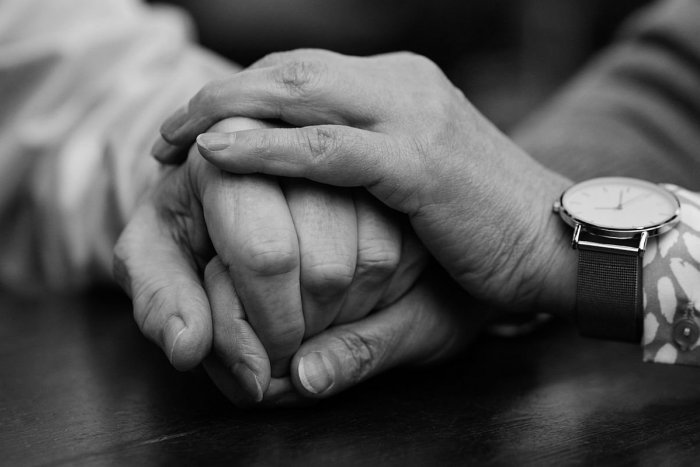 Ilustračný obrázok k článku Holandský expremiér s manželkou podstúpili eutanáziu: Zomreli držiac sa za ruky