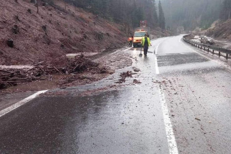 Ilustračný obrázok k článku Intenzívny dážď spôsobuje POVODNE a problémy: Na cestu na strednom Slovensku sa zosunula pôda