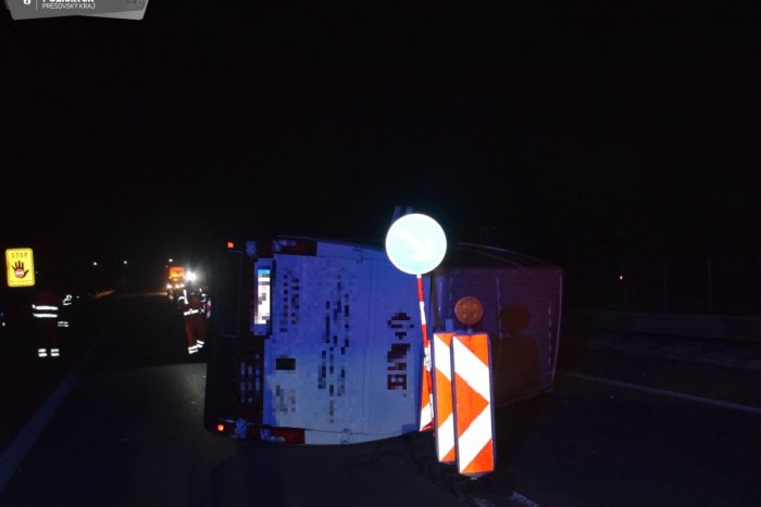 Ilustračný obrázok k článku Pred tunelom Branisko došlo v noci k nehode: Opitý vodič skončil s prevrátenou dodávkou