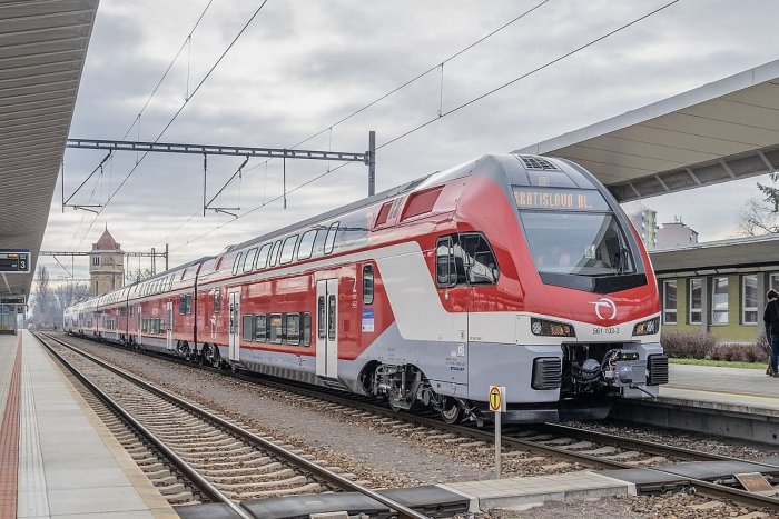 Ilustračný obrázok k článku Na Slovensku máme tri nové POSCHODOVÉ vlaky: Na TÝCHTO trasách vás odvezú, FOTO
