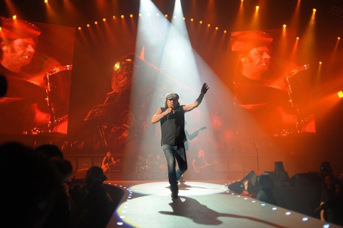Ilustračný obrázok k článku Bratislavský koncert AC/DC rozpútal ŠIALENSTVO: Na lístky čakalo vyše 20-TISÍC ľudí!
