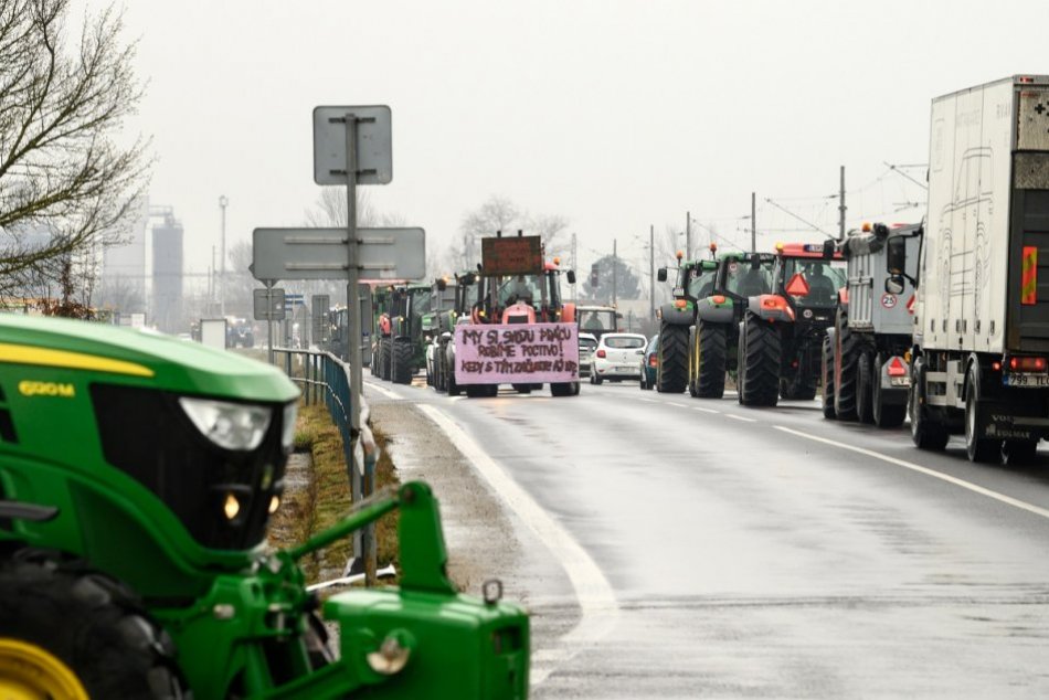 Ilustračný obrázok k článku Farmári protestovali aj v Nitrianskom kraji: Cesty zaplnili DESIATKY traktorov, FOTO