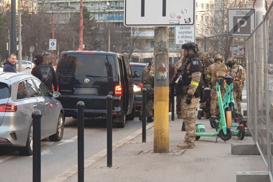 Ilustračný obrázok k článku Veľký zásah NAKA v centre mesta: Komando so samopalmi prekvapilo Bratislavčanov
