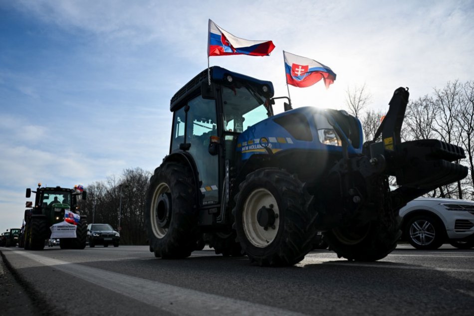 Ilustračný obrázok k článku PROTEST farmárov spomalil dopravu v Nitre: Parkovisko pred Agrokomplexom zaplnili traktory