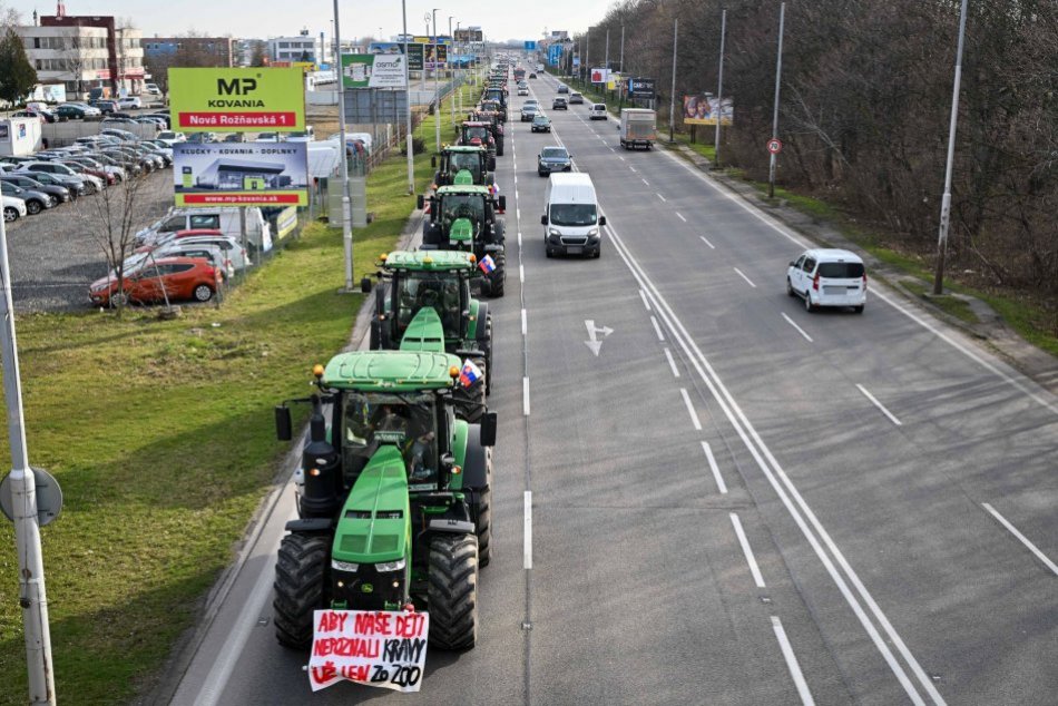 Ilustračný obrázok k článku Protestovalo sa aj v hlavnom meste: Bratislavské cesty obsadili STOVKY traktorov, FOTO