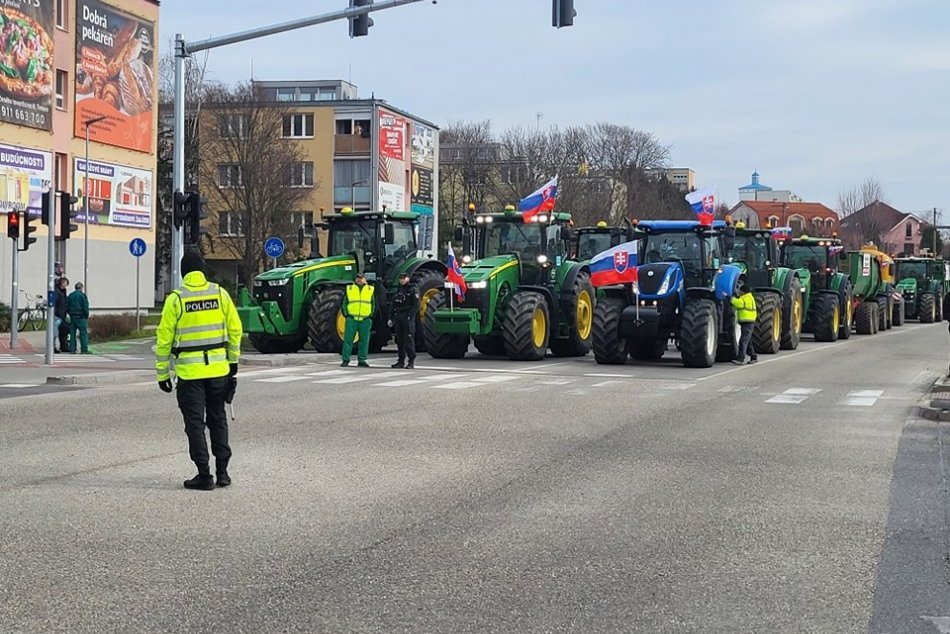 Ilustračný obrázok k článku STOVKY traktorov aj blokáda ciest: Farmári protestovali po celom Trnavskom kraji, FOTO