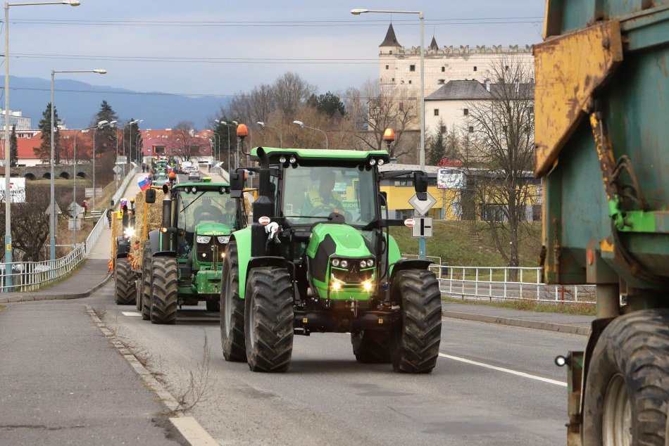 Ilustračný obrázok k článku Farmári PROTESTOVALI po celom Banskobystrickom kraji: Cesty BLOKOVALI stovky traktorov, FOTO