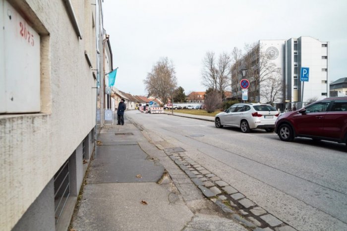 Ilustračný obrázok k článku Mesto opraví zničený chodník v Trnave:  Práce si vyžiadajú dopravné obmedzenia