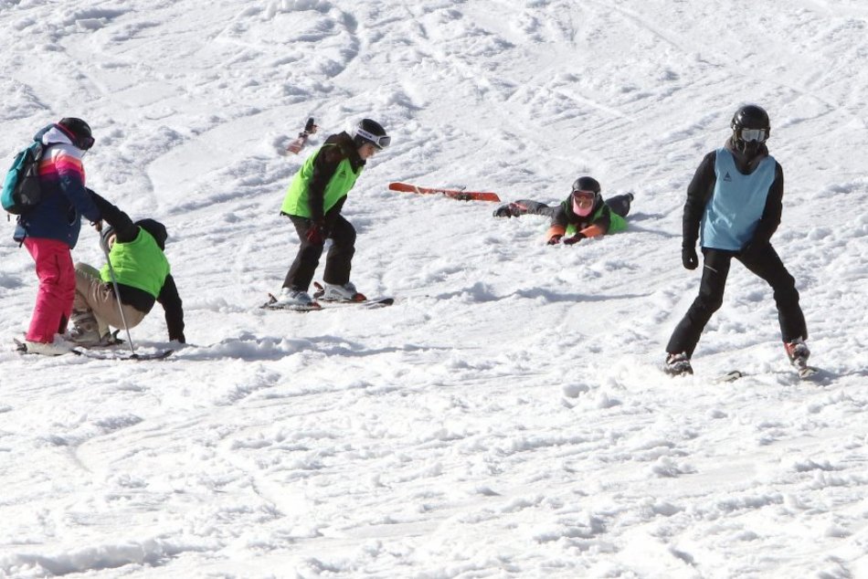 Ilustračný obrázok k článku Na lyžiarskych tratiach by mohla byť prilba POVINNÁ až do 18 rokov
