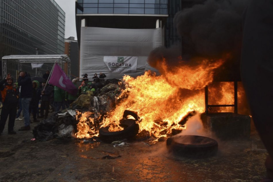 Ilustračný obrázok k článku Protest farmárov v Bruseli sa vyostril: Horiace pneumatiky a konflikty s políciou!