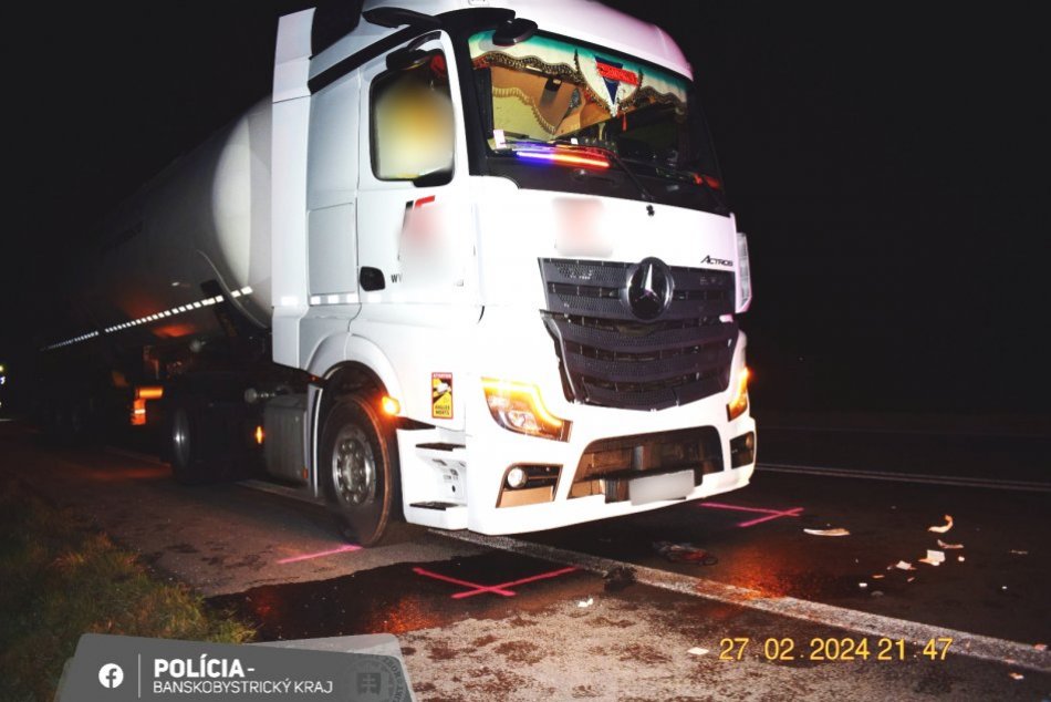 Ilustračný obrázok k článku HROZIVÁ zrážka, kamión zachytil chodca na ceste: Muž utrpel ŤAŽKĚ zranenia, FOTO