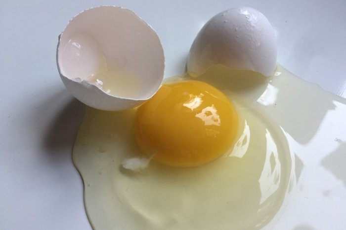 Ilustračný obrázok k článku Hnusí sa vám BIELY povlak vo vajci? Jeho prítomnosť naznačuje DÔLEŽITÚ vec
