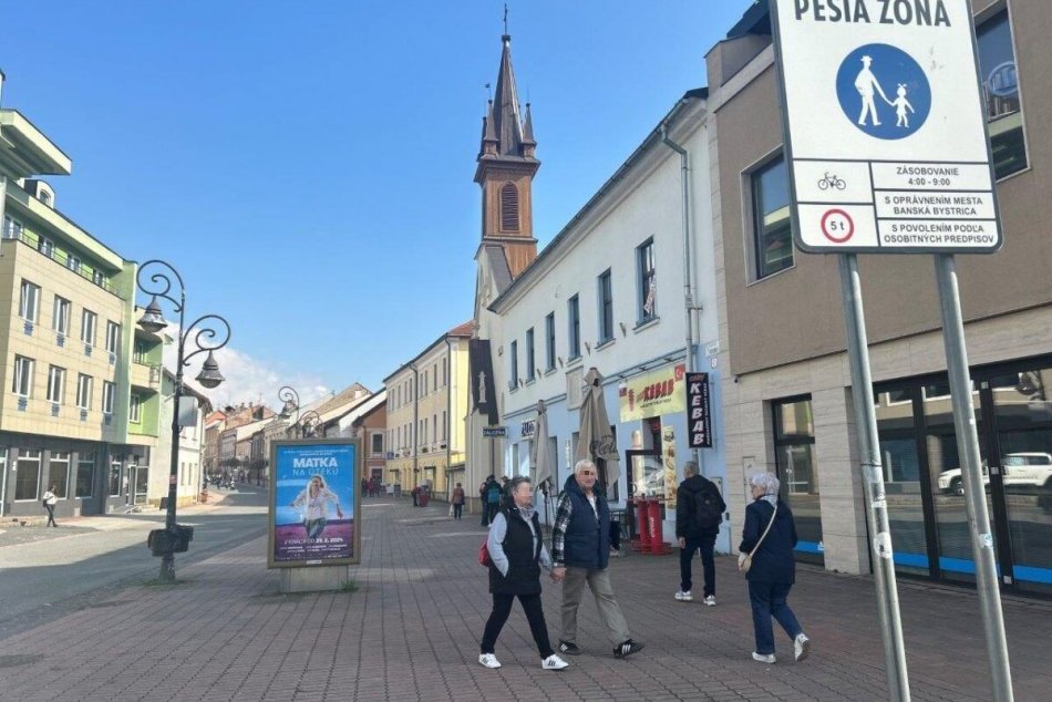 Ilustračný obrázok k článku Bystrica chce BEZPEČNEJŠIU pešiu zónu: Vodičov čakajú zmeny, ZAKÁŽU vjazd cyklistom?