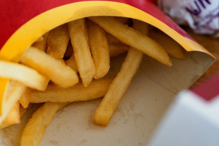 Ilustračný obrázok k článku Bývalá zamestnankyňa McDonald's: Opýtajte si k hranolkám TOTO, nič chutnejšie ste nejedli!