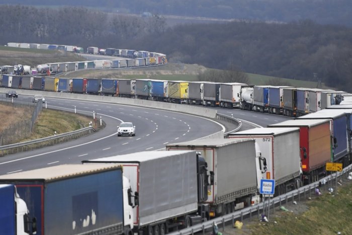 Ilustračný obrázok k článku Vodiči, jazdite opatrne: V smere na hraničný priechod s Ukrajinou čaká vyše TISÍC kamiónov
