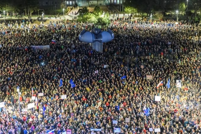 Ilustračný obrázok k článku Na piatkové protivládne protesty v Bratislave a v Košiciach prišli TISÍCE ľudí