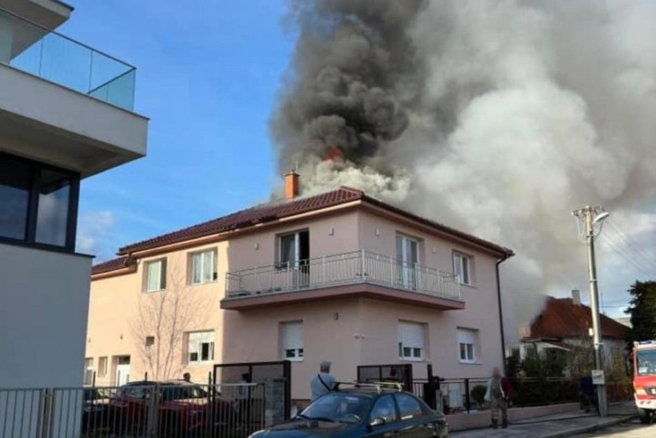 Ilustračný obrázok k článku DRÁMA v Pezinku: Požiar zachvátil rodinný dom a dielňu, FOTO