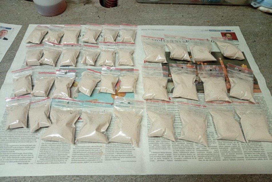 Ilustračný obrázok k článku Obrovská akcia NAKA: Neďaleko Nitry objavili najväčšiu výrobňu heroínu v Strednej Európe!