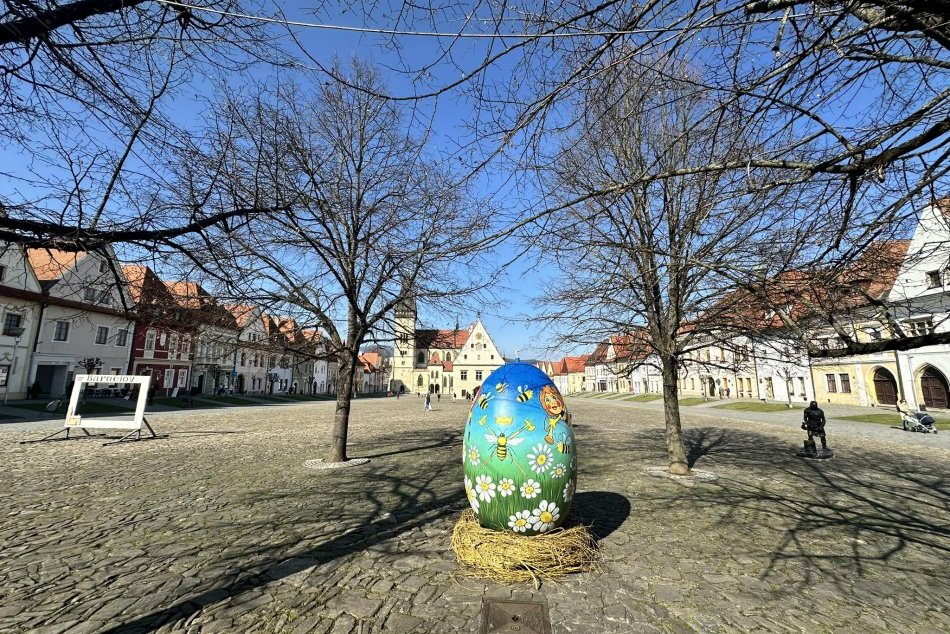 Ilustračný obrázok k článku Na námestí už tróni veľkonočné vajíčko: Má jarné motívy aj logo bardejovského medu