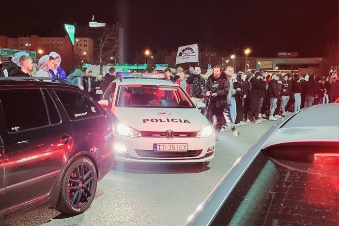 Ilustračný obrázok k článku Na nelegálnom zraze v Trnave sa zišlo 500 áut: Policajti rozdali desiatky pokút