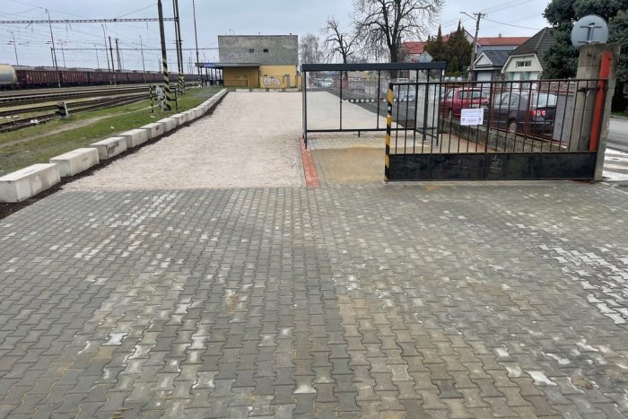 Ilustračný obrázok k článku Pri stanici v Seredi pribudli nové parkovacie miesta: Parkovisko plánuje budovať aj Trnava