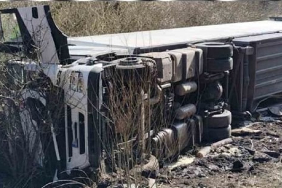 Ilustračný obrázok k článku Dôležitá INFORMÁCIA pre vodičov: Cestu pri Bystrici pre prevrátený kamión UZAVRÚ