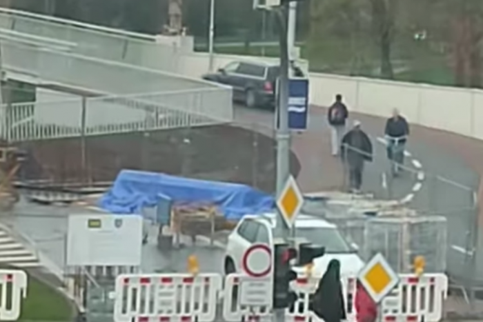 Ilustračný obrázok k článku VIDEO: Je to tu zase, v Michalovciach ďalšie auto prešlo po lávke pre peších!