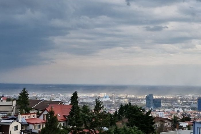 Ilustračný obrázok k článku V Bratislave sa vyskytla prachová víchrica. Vietor už láme prvé stromy na Považí