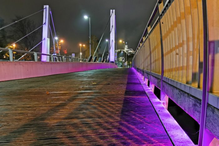 Ilustračný obrázok k článku Chrenovský most bude svietiť na FIALOVO: S blížiacimi sa sviatkami to nesúvisí