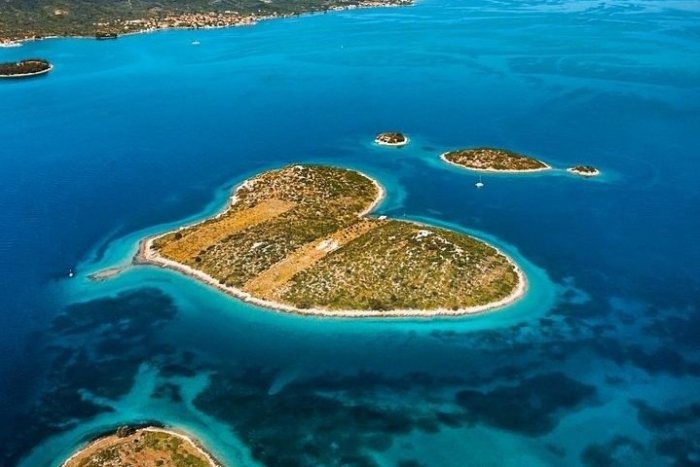 Ilustračný obrázok k článku Chorváti riešia nepríjemný PROBLÉM: Niekto NIČÍ milovaný ostrov!