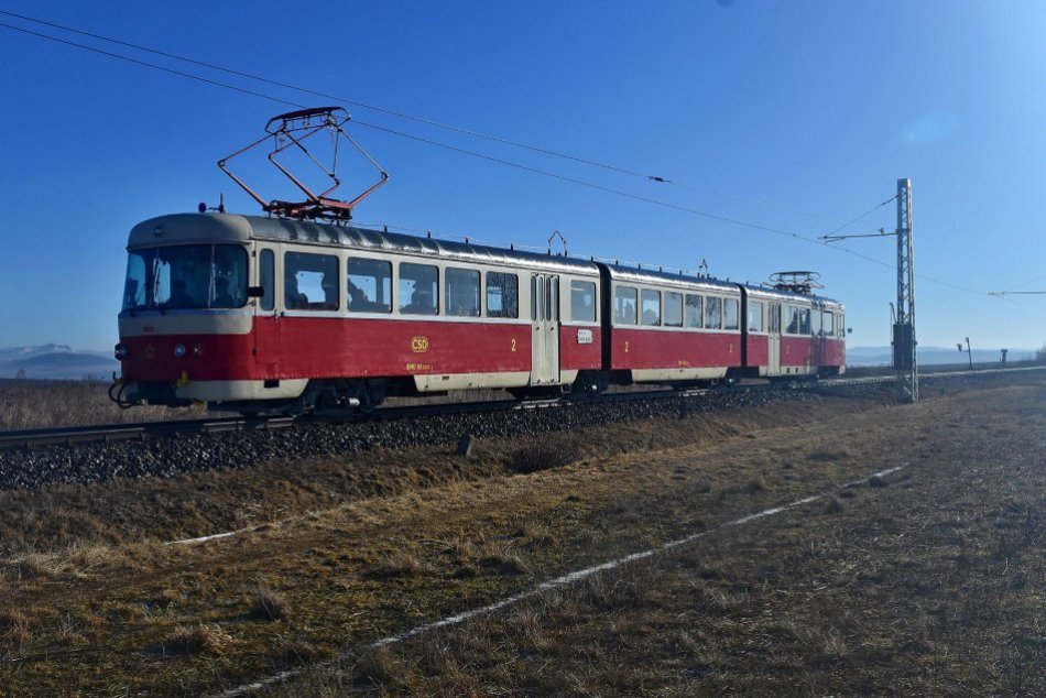 Ilustračný obrázok k článku Slúži aj ako posilnenie kapacity: Na trati pod Tatrami jazdí RETRO električka Trojča