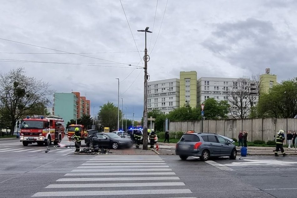 Ilustračný obrázok k článku Ranná nehoda áut v Bratislave: V NEMOCNICI skončili tri deti! FOTO